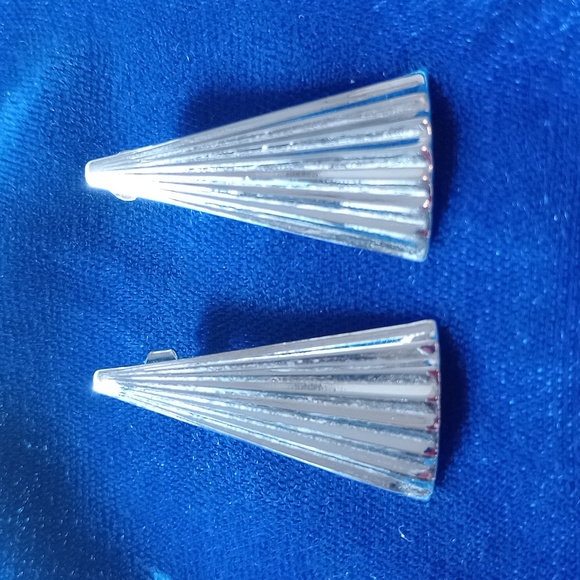 Vintage Sterling Silver Fan-Shaped Stud Earrings - Picture 4 of 13